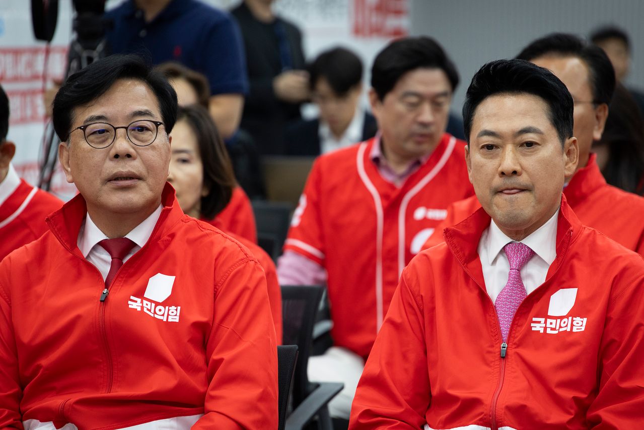 국민의힘 장동혁 대표와 송언석 원내대표가 3일 오후 서울 여의도 중앙당사에 마련된 개표상황실에서 지방선거 및 국회의원 보궐선거 출구조사 방송을 지켜보고 있다. 뉴스1