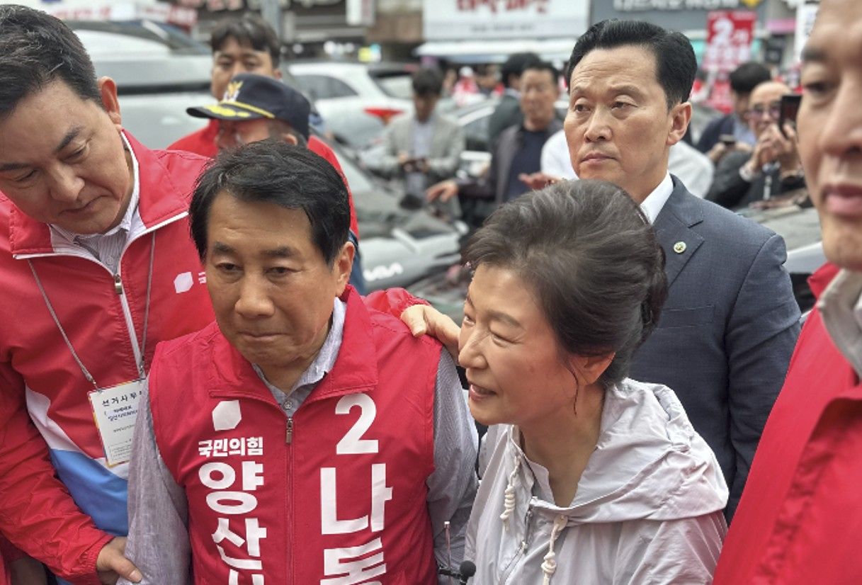 박근혜 전 대통령이 지난달(5월) 27일 오후 경남 양산시 남부시장에서 나동연 국민의힘 양산시장 후보의 지지를 호소하고 있다. 사진 나동연 후보 캠프