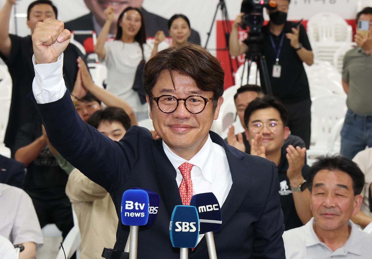 유의동 국민의힘 경기 평택시을 의원이 4일 오전 경기 평택시 안중읍에 위치한 선거사무소에서 당선이 확실해지자 환호하고 있다. 뉴스1