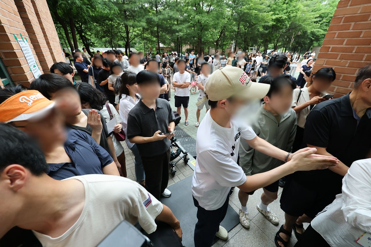 6·3 지방선거 본투표일인 3일 서울 송파구 잠실2동 6투표소에서 투표용지 부족으로 유권자들이 대기하고 있다. 연합뉴스 