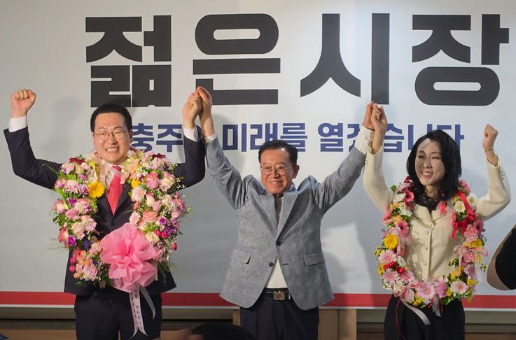 국민의힘 이동석 충주시장 당선인(왼쪽)이 당선이 확정된 뒤 충북 충주시 선거 사무소에서 기념 촬영하고 있다. 연합뉴스