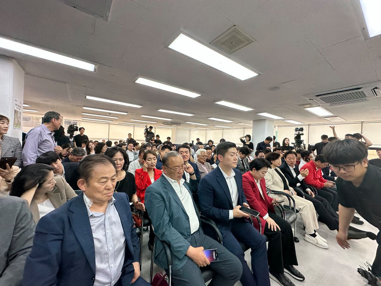 오세훈 국민의힘 서울시장 후보의 서울시장의 당선 확정 발표를 기다리는 오세훈 선거 캠프 관계자들. 문희철 기자