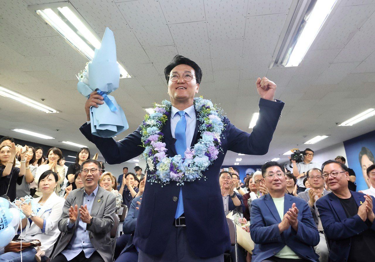 3일 경기 수원에서 안민석 경기도교육감 후보가 방송 3사 출구 조사를 통해 당선이 유력해지자 환호하고 있다. 사진 안민석 후보 측