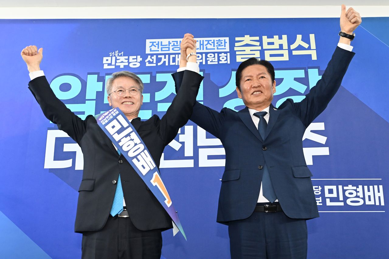 더불어민주당 정청래(오른쪽) 당대표와 민형배 전남광주통합특별시장 후보가 지난달 10일 오후 광주 서구 민 후보의 전남광주대전환 선거대책위원회 사무소에서 열린 출범식에 참여해 만세하고 있다. 뉴시스
