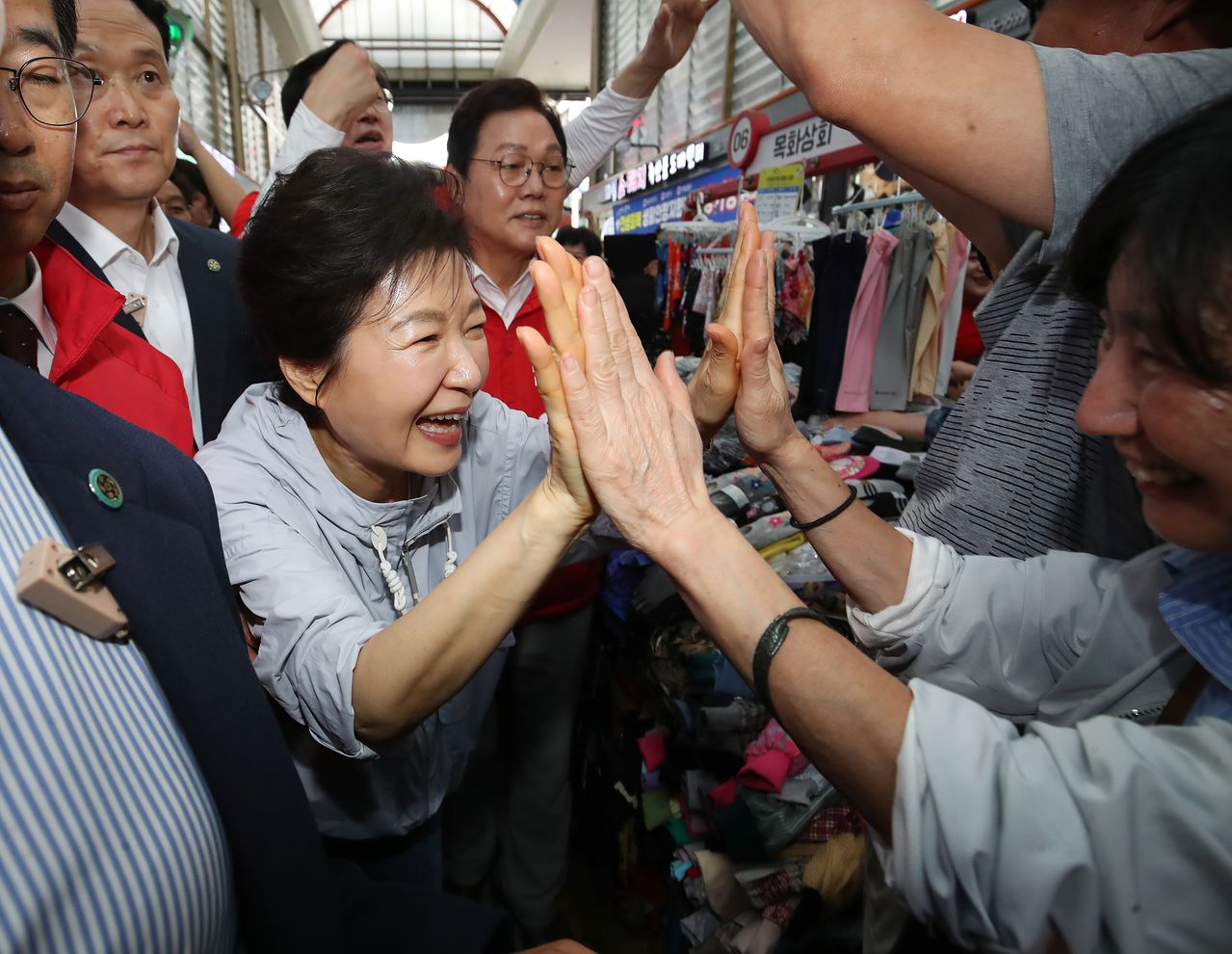 박근혜 전 대통령이 지난달 27일 경남 진주 대안동 진주중앙시장을 찾아 박완수 국민의힘 경남지사 후보, 한경호 진주시장 후보 지원유세를 하고 있다. 뉴스1
