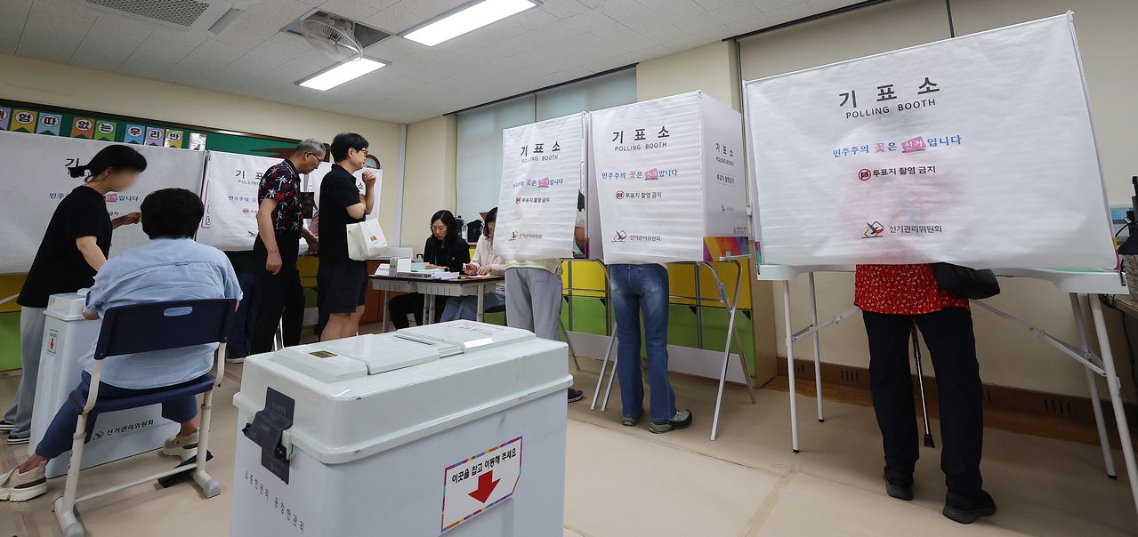 제9회 전국동시지방선거일인 3일 인천 연수구 선학초등학교에 마련된 선학동 제2투표소에서 유권자들이 투표하고 있다. 연합뉴스 