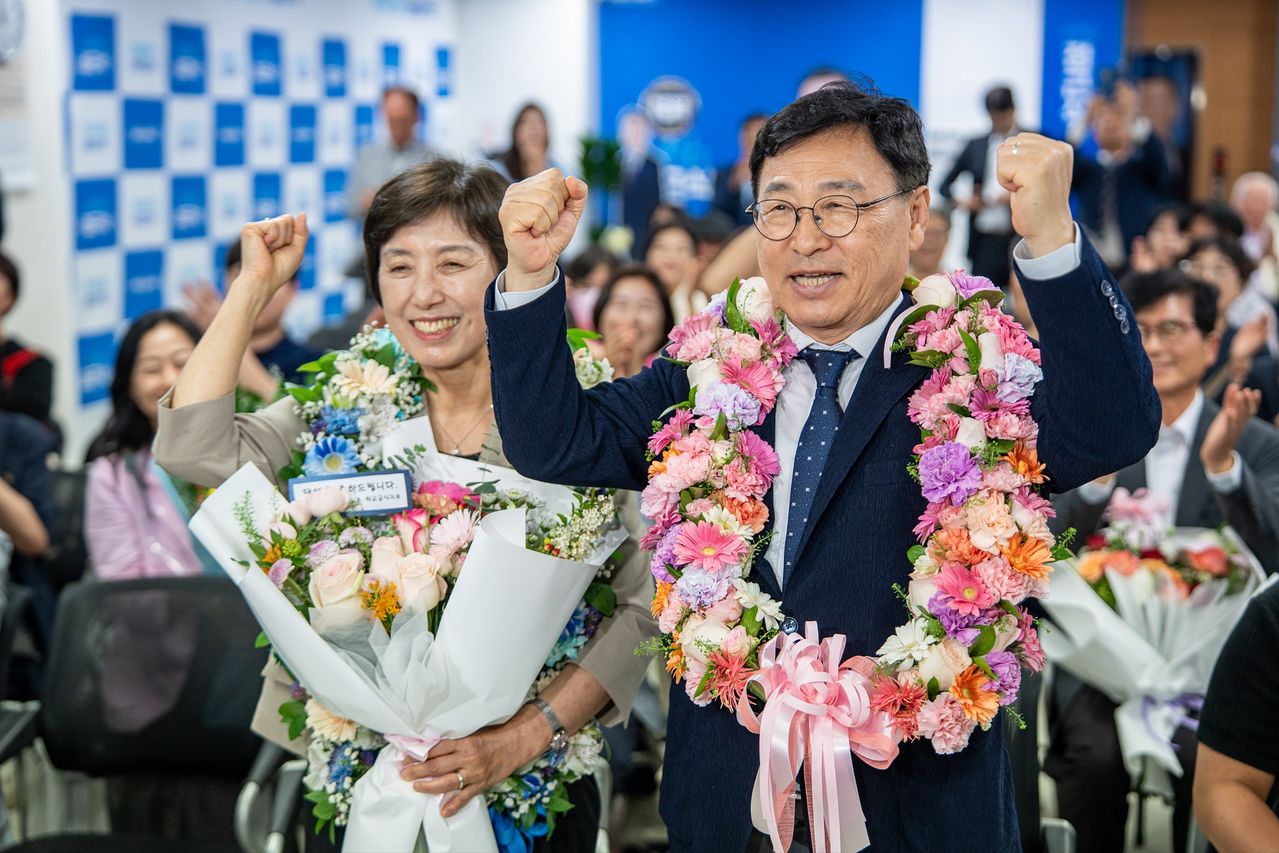 3일 치러진 서울시교육감 선거에서 진보 진영의 정근식 후보가 당선이 유력해지자 배우자와 환호하며 기념 촬영을 하고 있다. 정 후보 캠프