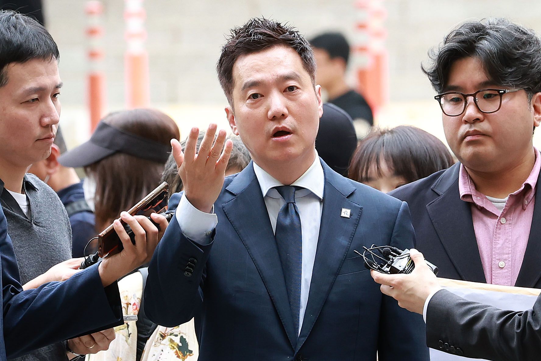 배우 김수현의 명예를 훼손한 혐의를 받는 김세의 가로세로연구소 대표가 지난달 26일 오전 서울 서초구 서울중앙지방법원에서 열린 구속 전 피의자 심문(영장실질심사)에 출석하고 있다. 사진공동취재단