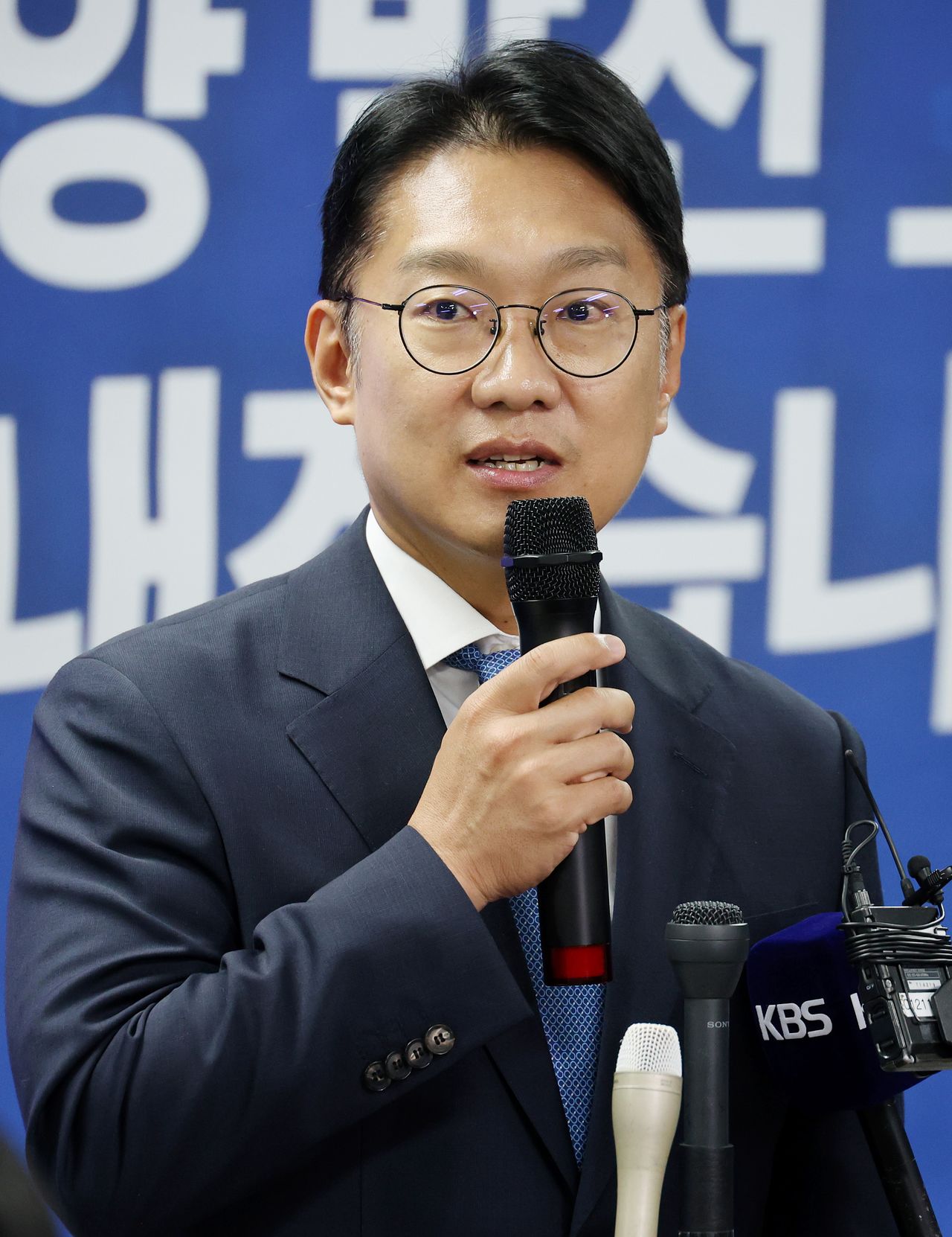 김남준 더불어민주당 인천 계양을 국회의원 보궐선거 후보가 4일 오전 당선이 확실시되자 인사를 하고 있다. [연합뉴스]
