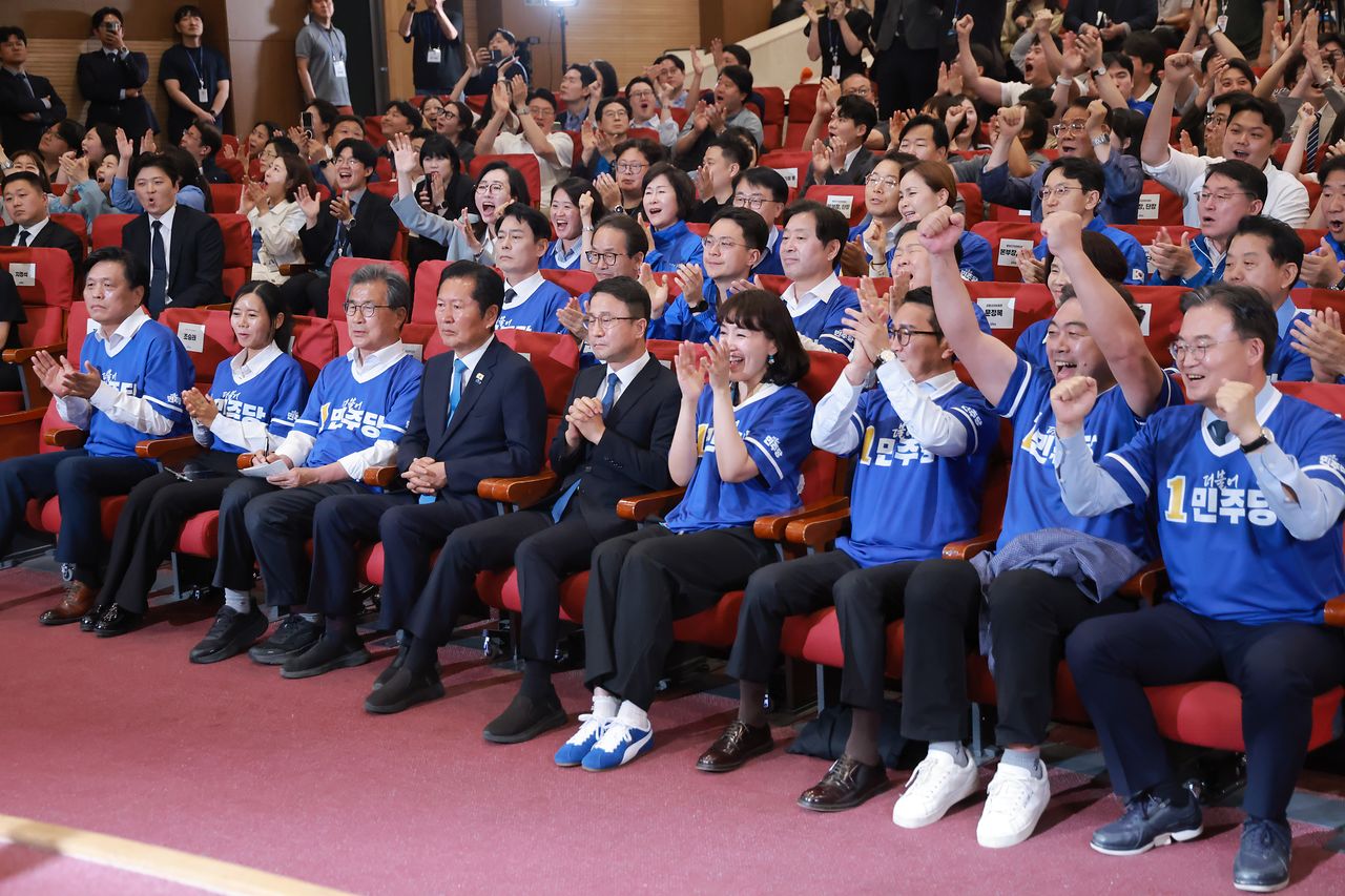 더불어민주당 정청래 총괄상임선거대책위원장과 한병도 공동상임선대위원장, 이시종 공동상임선대위원장이 지난 3일 국회 의원회관에 마련한 제9회 전국동시지방선거·국회의원 재보궐선거 개표상황실에서 출구조사 결과를 보고 있다. 임현동 기자