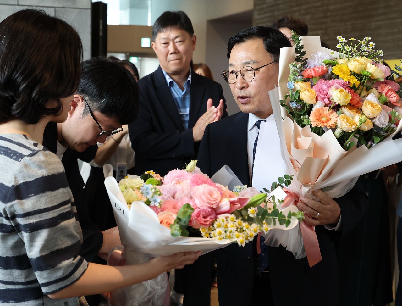 정근식 서울교육감 당선인이 4일 서울시교육청으로 출근하며 직원에게 꽃다발을 받고 있다. 연합뉴스