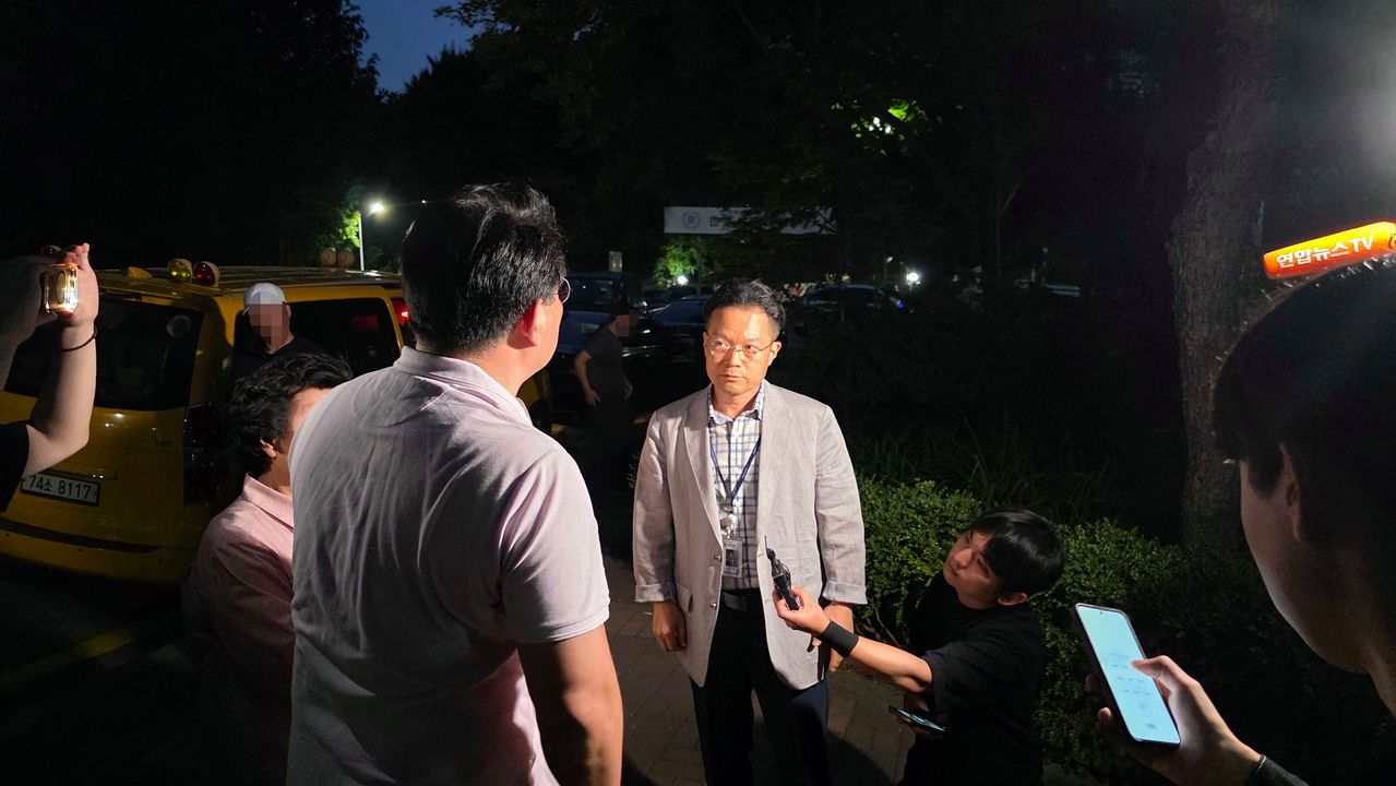 3일 오후 8시쯤 서울 송파구 우성아파트 경로당에 설치된 잠실7동 제2투표소에 서울시 선거관리위원회 관계자가 들어서는 모습. 김창용 기자