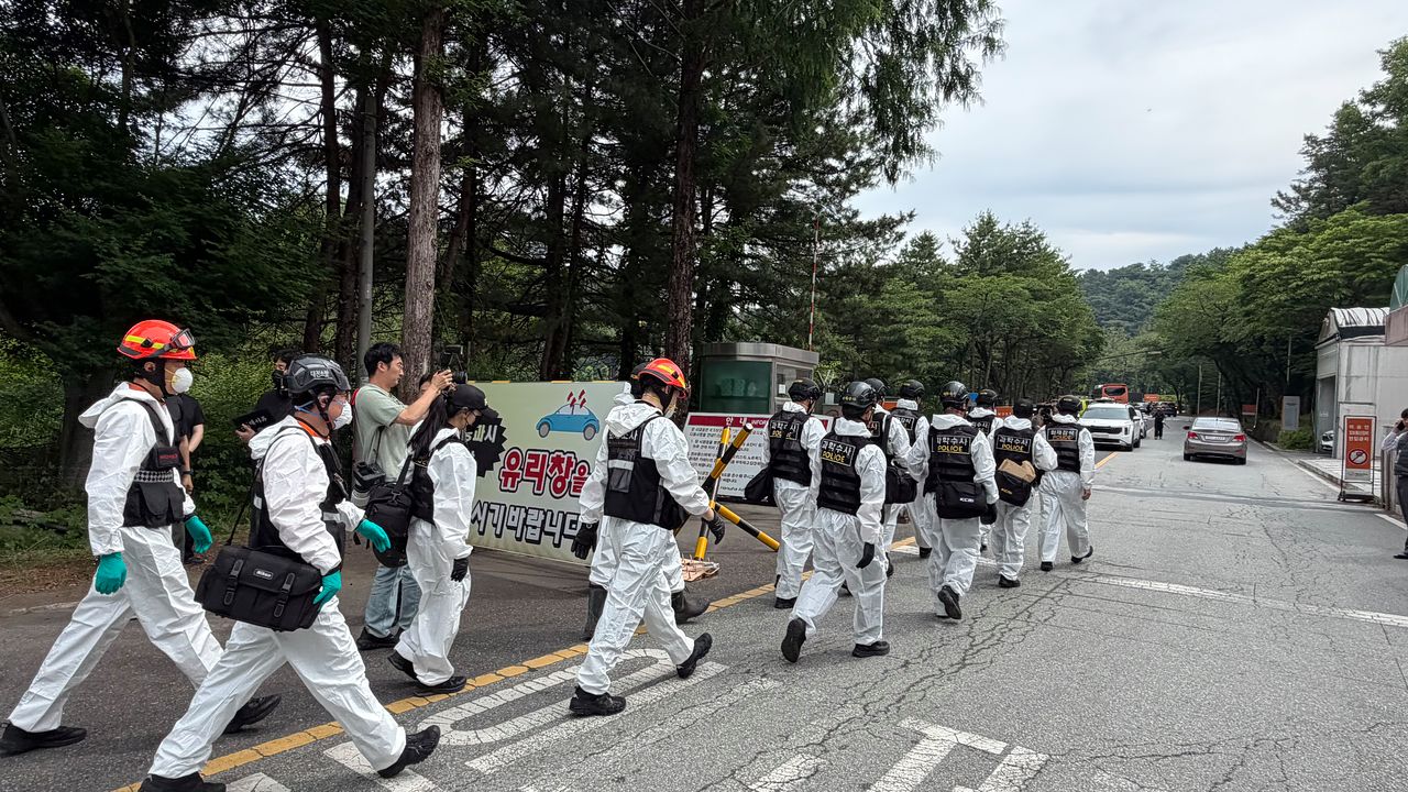지난 2일 폭발 사고로 5명이 숨지고 2명이 다친 한화에어로스페이스 대전사업장에 대한 합동감식을 위해 경찰 과학수사요원들이 진입하고 있다. 신진호 기자