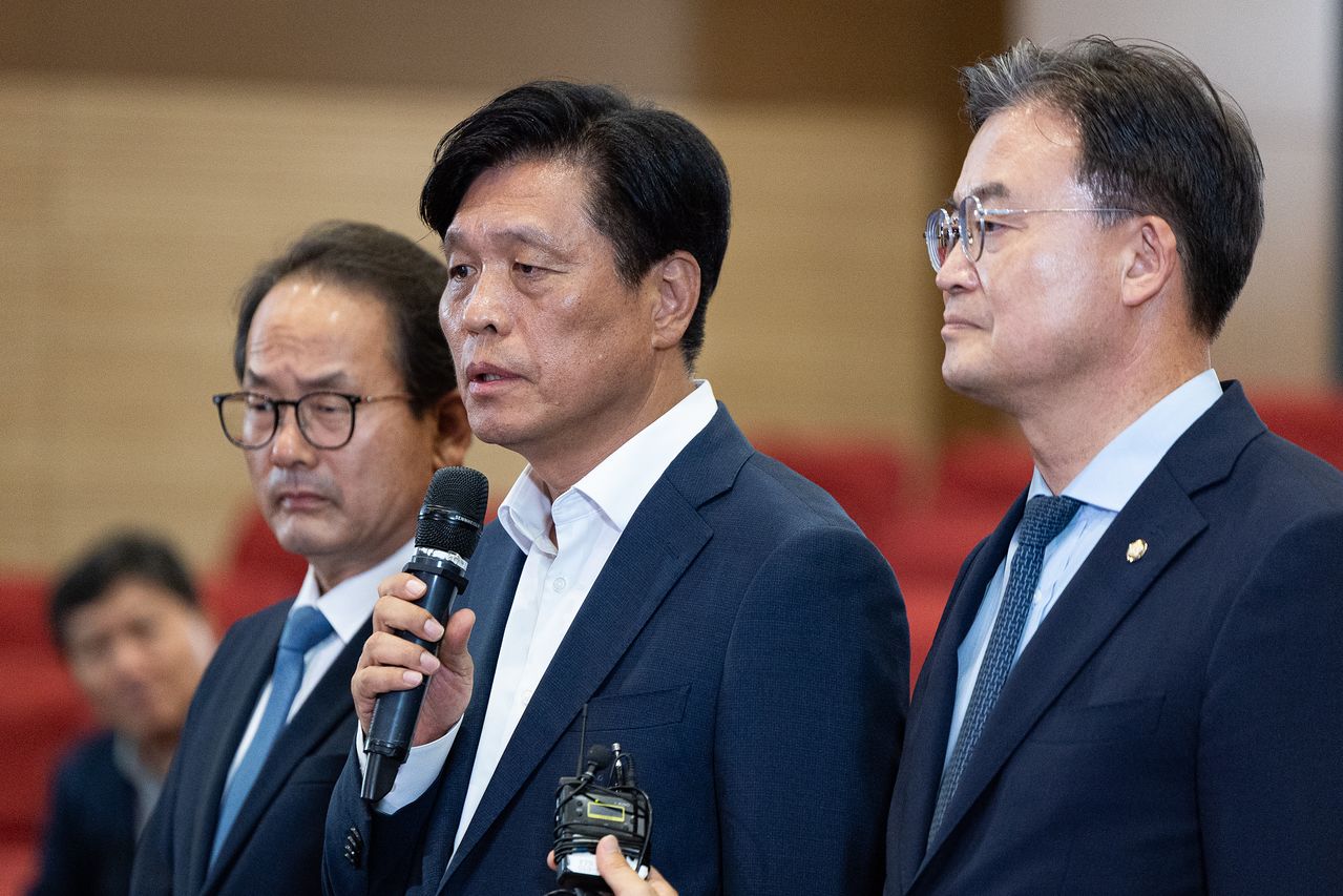조승래 더불어민주당 총괄선대본부장(사무총장)이 3일 서울 여의도 국회 의원회관에 마련된 제9회 전국동시지방선거 및 국회의원 재보궐 선거 개표종합상황실에서 개표 상황 관련 당 입장을 브리핑하고 있다. 왼쪽부터 더불어민주당 강준현 수석대변인, 조 총괄선대본부장, 이연희 중앙선거대책위원회 전략본부장. 뉴스1