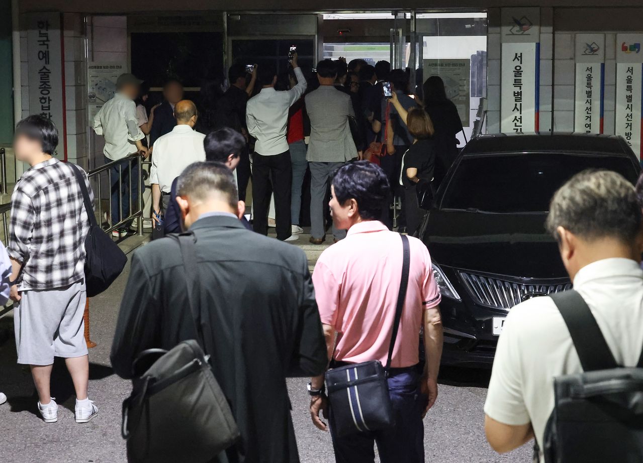 3일 서울 종로구 서울시선관위 앞에 모여든 시민들이 투표용지 부족 사태와 관련해 개표중지 및 선거무효 등을 주장하며 항의하고 있다. 연합뉴스 