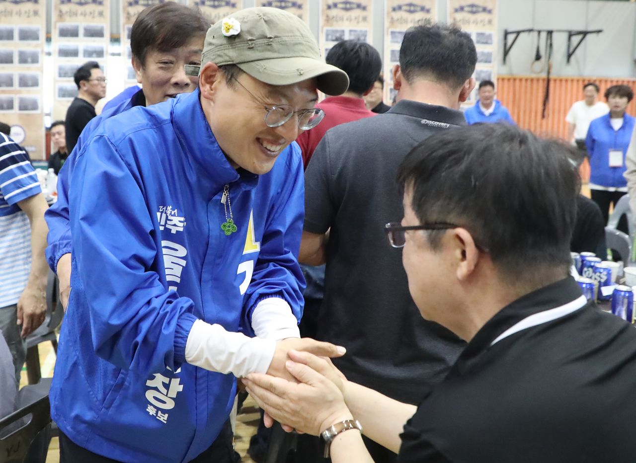 김상욱 후보가 지난달 31일 울산고등학교 체육관에서 열린 총동창회 가족한마음축전 행사에 참석해 지지를 호소하고 있다. 뉴스1