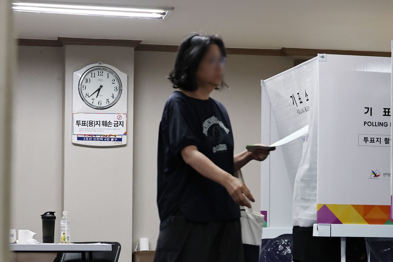 6·3 지방선거 본투표일인 3일 서울 송파구 가락동 쌍용아파트관리사무소에 마련된 가락2동 제3투표소에서 투표용지 부족으로 유권자들이 투표마감 시간 이후에도 투표를 하고 있다. 연합뉴스