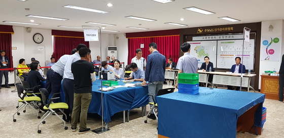 2018년 청양군의원 선거에서 1표차로 당락이 결정되자 재검표를 하고 있다. 중앙포토 