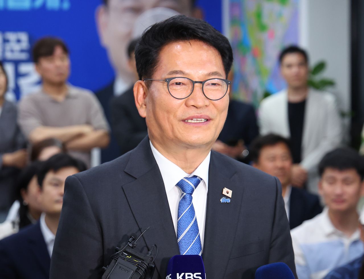 송영길 더불어민주당 인천 연수갑 국회의원 보궐선거 후보가 4일 인천 연수구 선거사무소에서 당선이 확실시 되자 소감을 밝히고 있다. 뉴스1