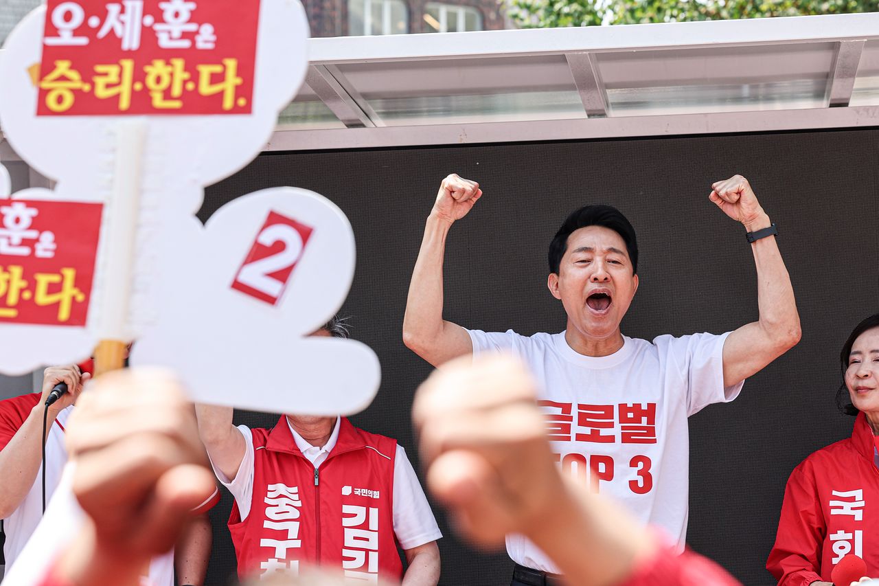 오세훈 국민의힘 서울시장 후보가 지난 2일 오전 서울 중구 남대문시장 일대에서 선거 유세를 하고 있다. 김경록 기자 