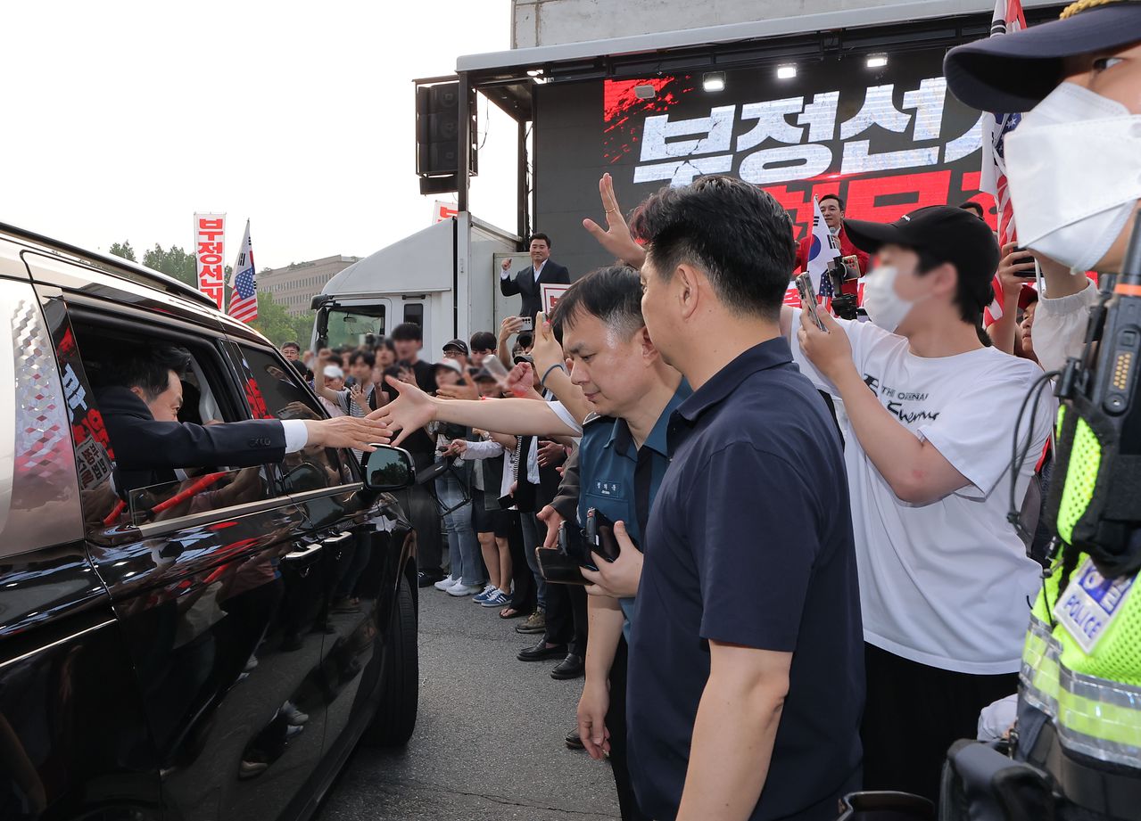 국민의힘 장동혁 대표가 4일 경기 과천 중앙선거관리위원회를 나서며 선관위 앞 지선 투표용지 부족 사태 항의 집회 현장 참가자들에게 인사를 하고 있다. 연합뉴스