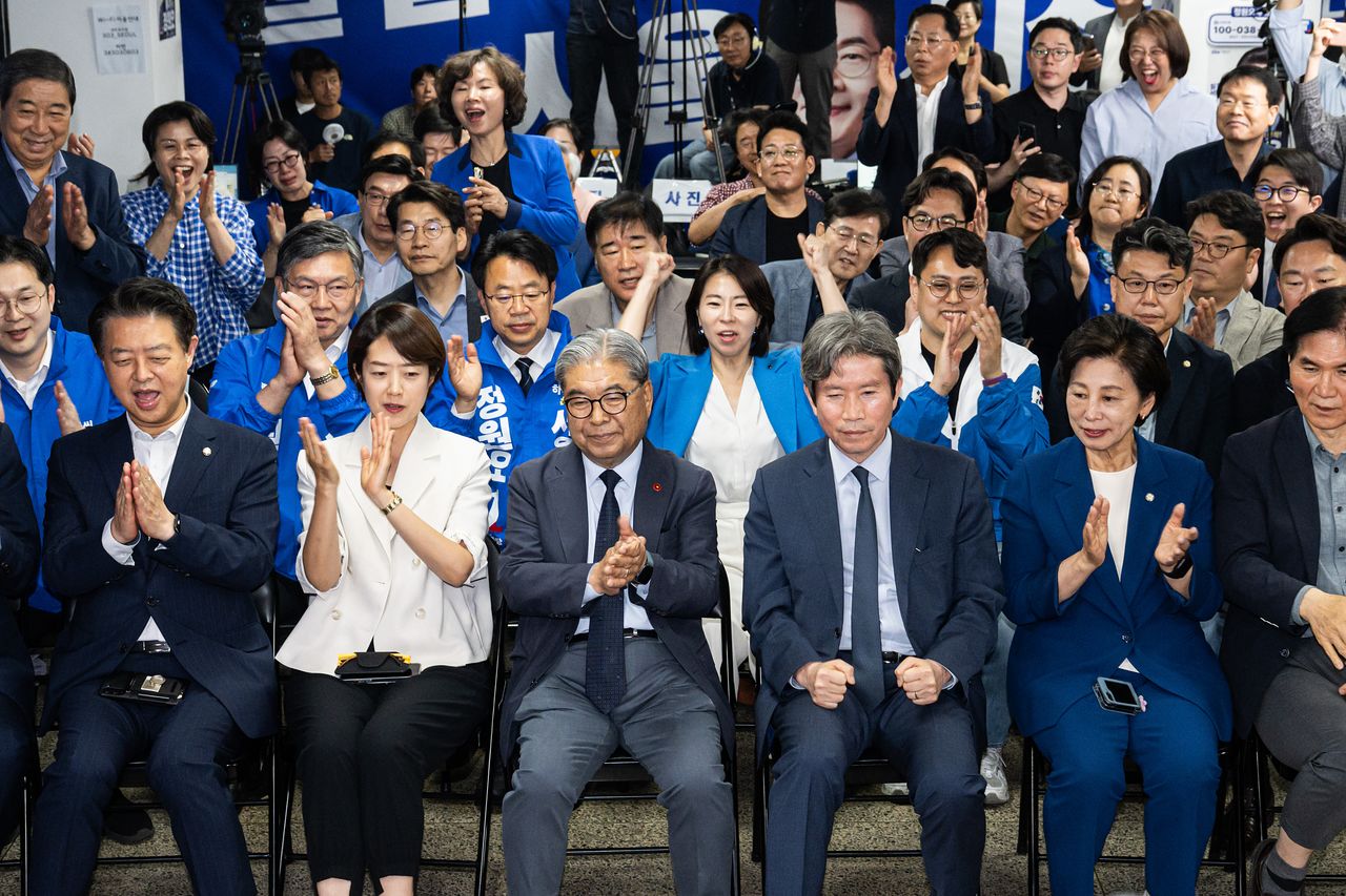 6·3 지방선거일인 3일 서울 중구 태평로2가 더불어민주당 정원오 서울시장 후보 선거상황실에서 이인영 상임선대위원장등 캠프 관계자들이 방송사 출구조사 결과를 시청하며 환호하고 있는 모습. 연합뉴스
