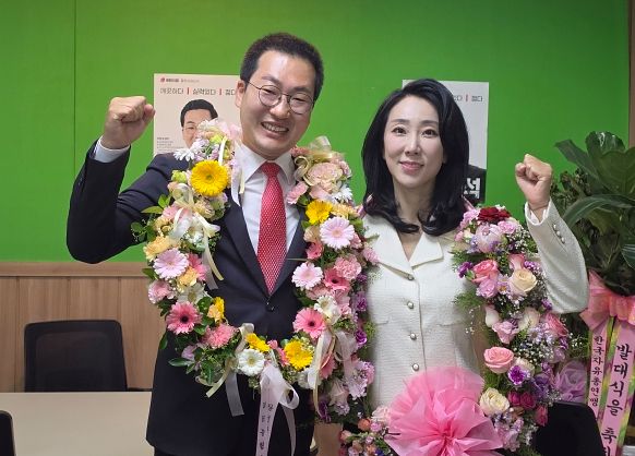 국민의힘 이동석 충주시장 당선인(왼쪽)과 배우자가 당선이 확정된 뒤 충북 충주시 선거 사무소에서 기념 촬영하고 있다. 연합뉴스