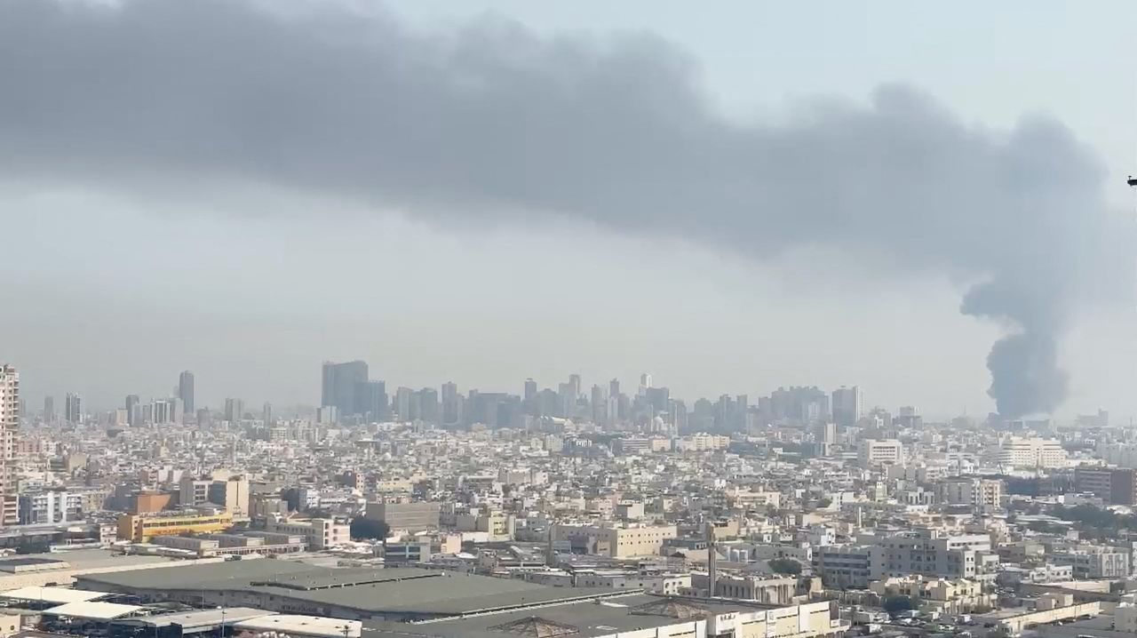 지난 2월 28일 바레인 미 해군 제5함대 지원시설 인근에서 미사일 공격 이후 연기가 피어오르고 있다. 로이터=연합뉴스