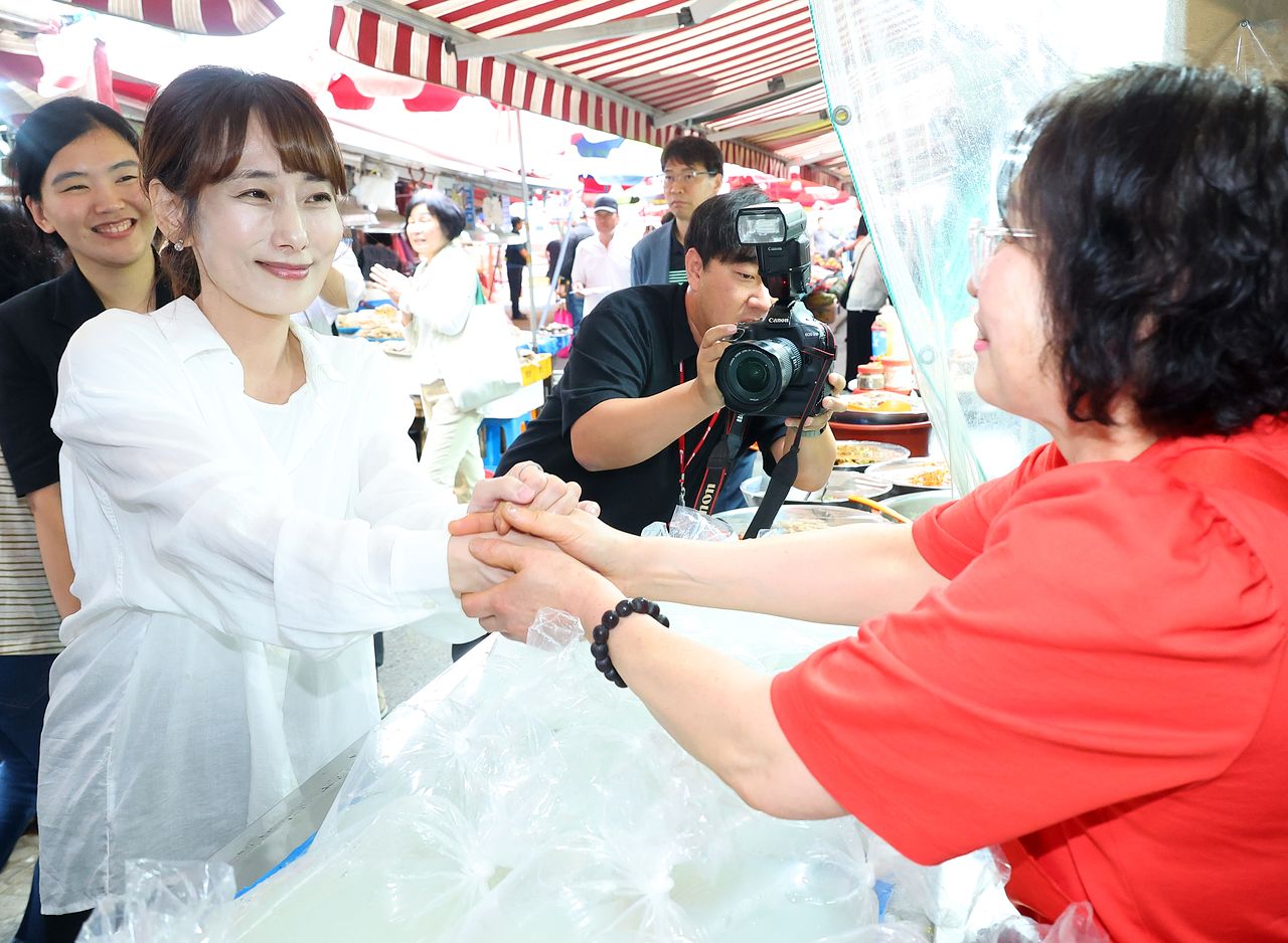 무소속 한동훈 부산 북갑 국회의원 보궐선거 당선인 아내 진은정 변호사가 4일 부산 북구 구포시장을 찾아 시민들에게 당선 감사의 인사를 하고 있다. 연합뉴스