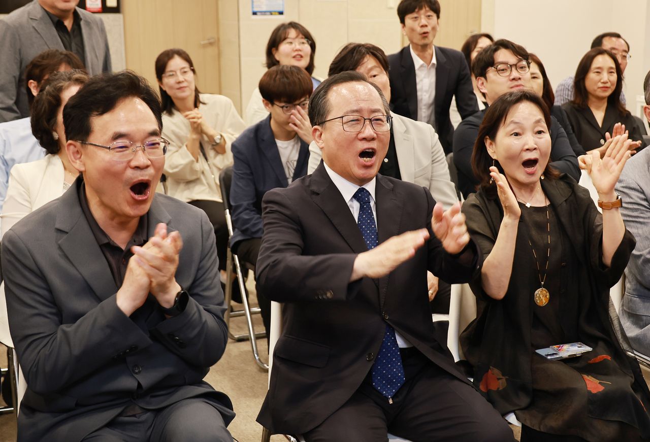 김석준 부산시교육감 후보와 관계자들이 3일 부산 부산진구 선거사무소에서 제9회 전국동시지방선거 지상파 출구조사 결과에서 앞서는 것으로 발표되자 기뻐하고 있다. 연합뉴스