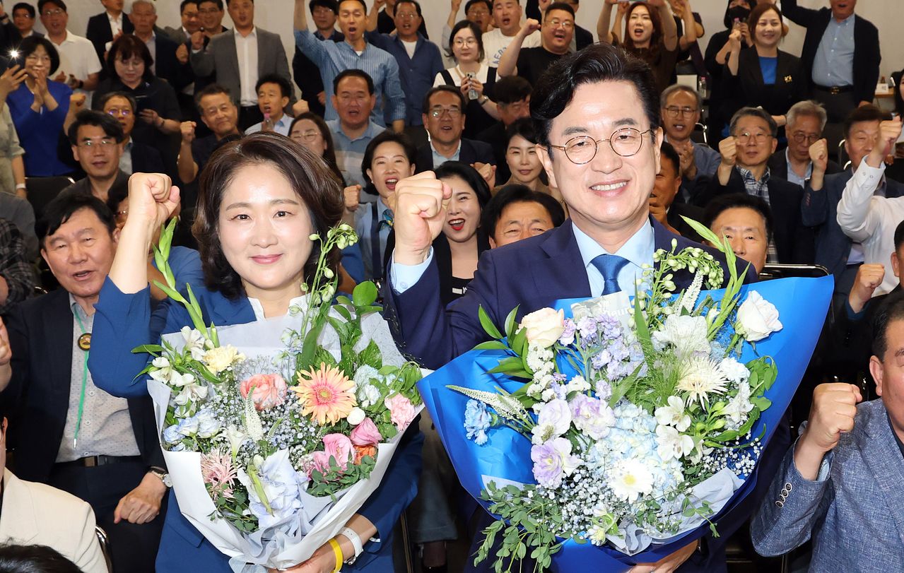 더불어민주당 허태정 대전시장 후보가 대전 중구에 있는 선거사무소에서 당선이 확실시되자 꽃다발을 들고 기념 촬영하고 있다. 연합뉴스
