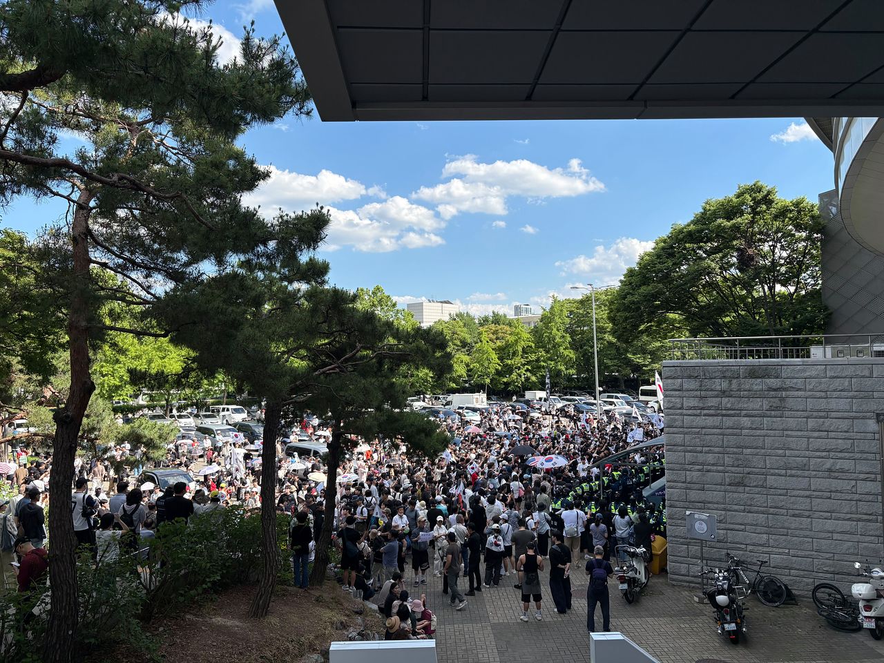 5일 개표소인 서울 송파구 올림픽공원 핸드볼경기장 앞에서 부정선거를 주장하는 시위대가 개표 중단을 요구하고 있다. 김예정 기자