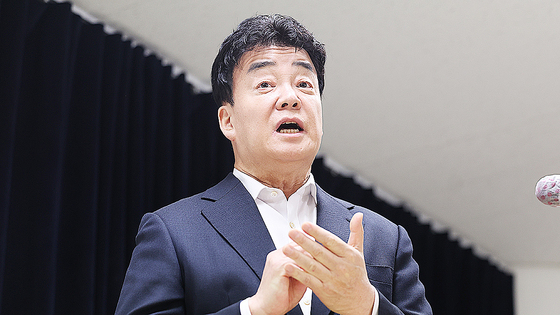 백종원 더본코리아 대표가 지난해 3월 28일 서울 서초구 스페이스쉐어 강남역센터에서 열린 첫 정기 주주총회를 마친 뒤 언론 앞에서 입장 표명 및 질의 응답 시간을 갖고 있다.   연합뉴스