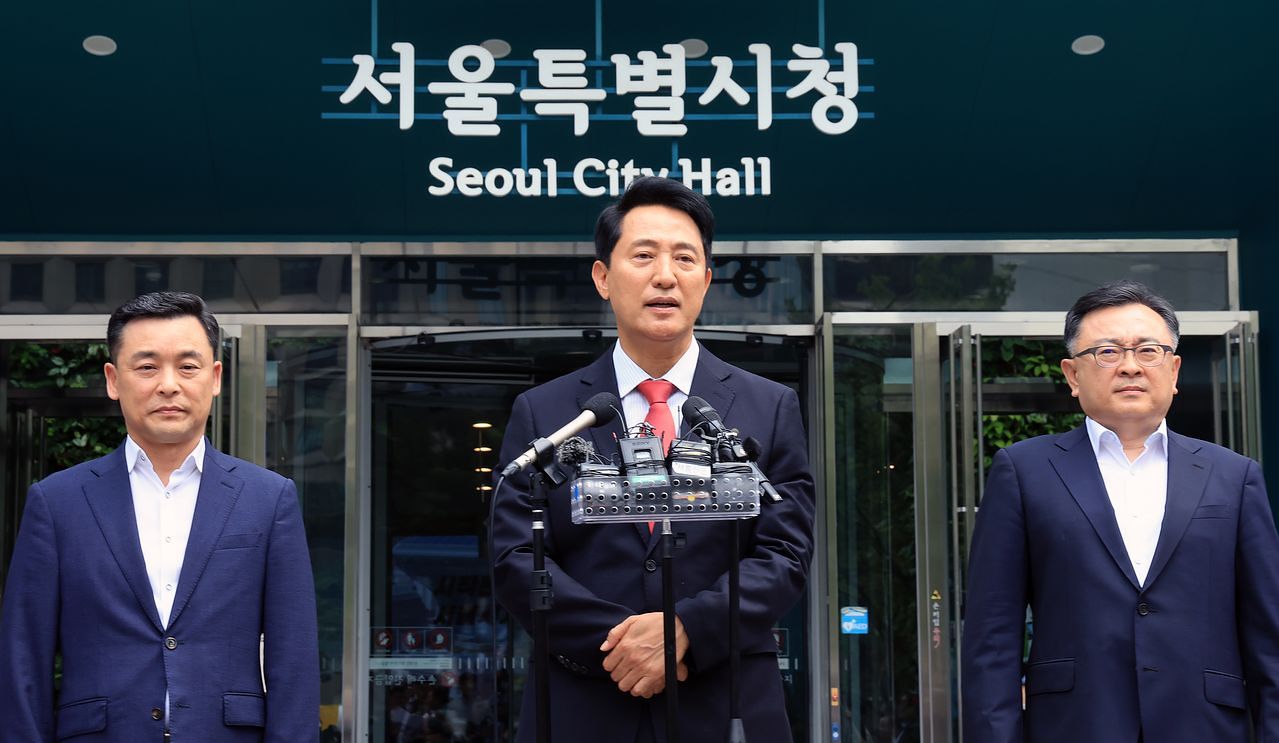 오세훈 국민의힘 서울시장 당선인이 4일 서울시청에서 시민들에게 감사 인사를 전하고 있다. 뉴스1