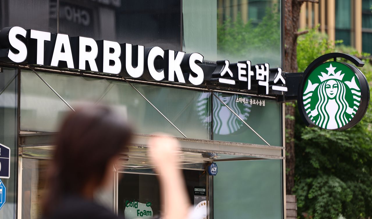 지난달 27일 서울 한 스타벅스 매장. 뉴스1