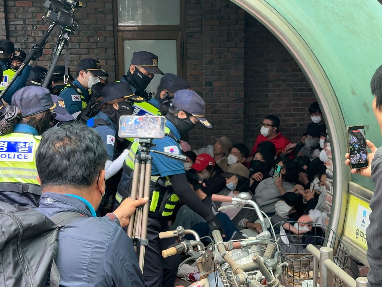  5일 오전 8시10분쯤 서울 송파구 잠실7동 제2투표소 후문에서 경찰 기동대가 투표함 이송을 반대하며 부정선거를 주장하는 시위대와 대치하고 있다. 한찬우 기자