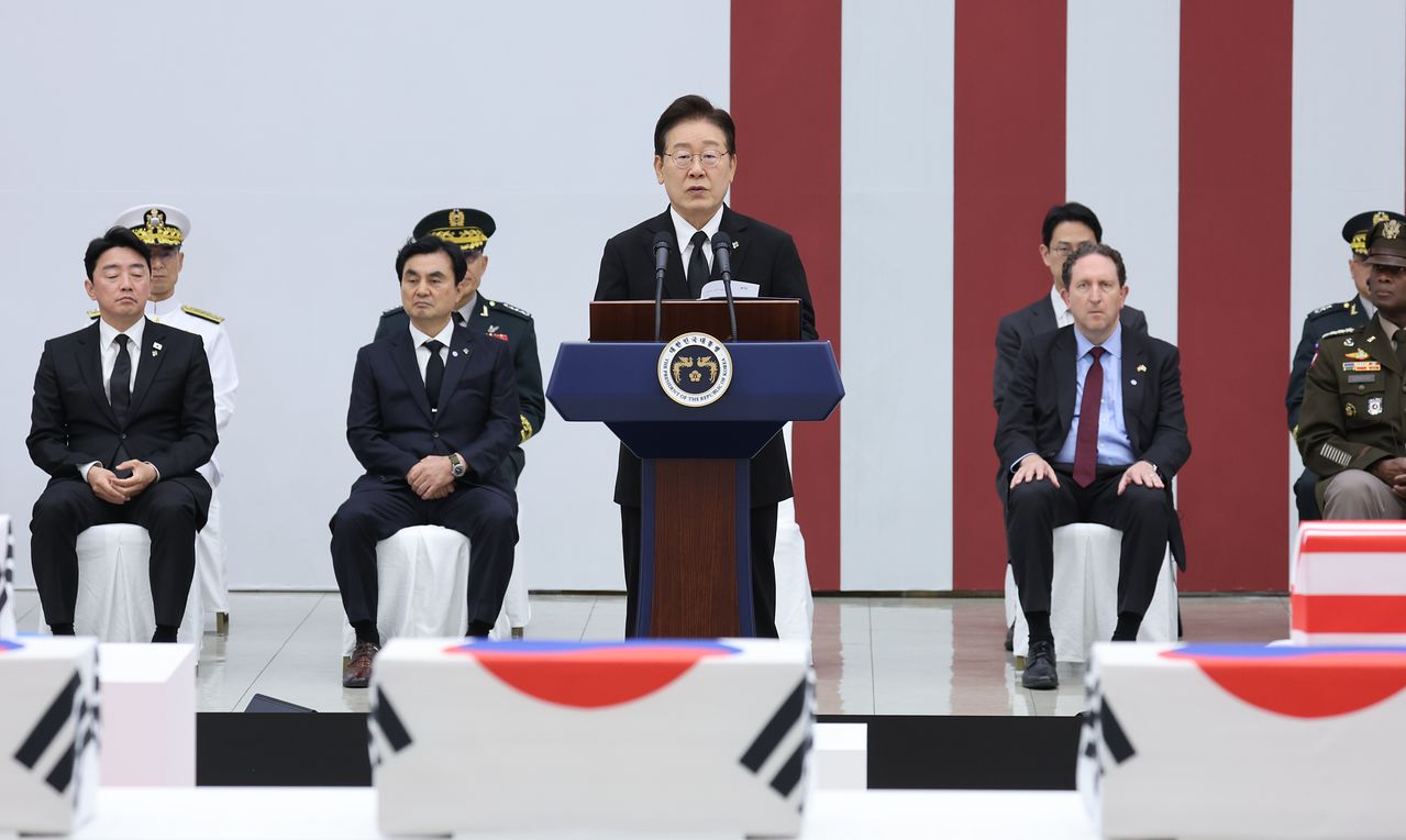 이재명 대통령이 5일 성남 서울공항에서 열린 한·미 6·25전사자 유해 상호봉환식에서 추모사를 하고 있다.연합뉴스