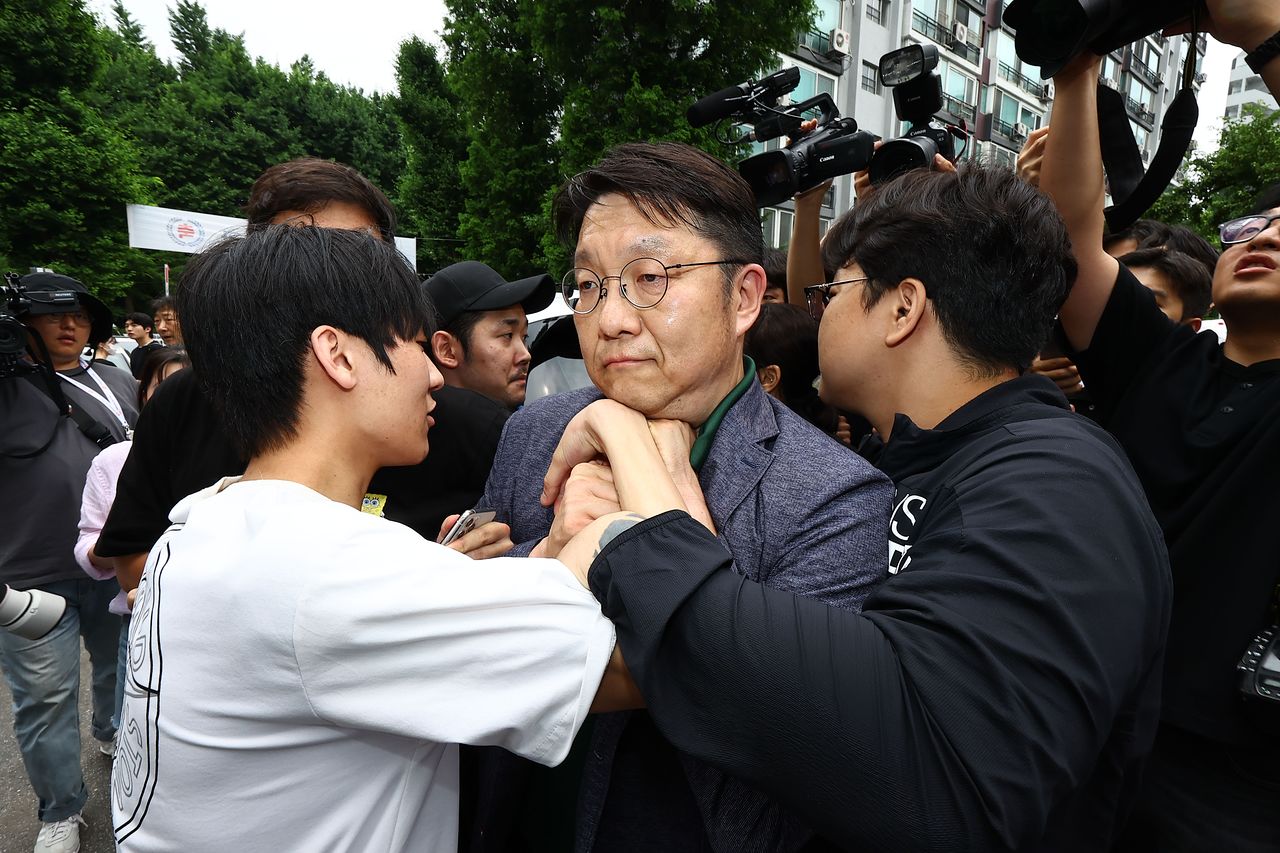 김범진 서울시선관위 사무처장이 4일 서울 송파구 잠실7동 제2투표소로 들어가려다 시민들의 제지를 받고 있다. 김종호 기자