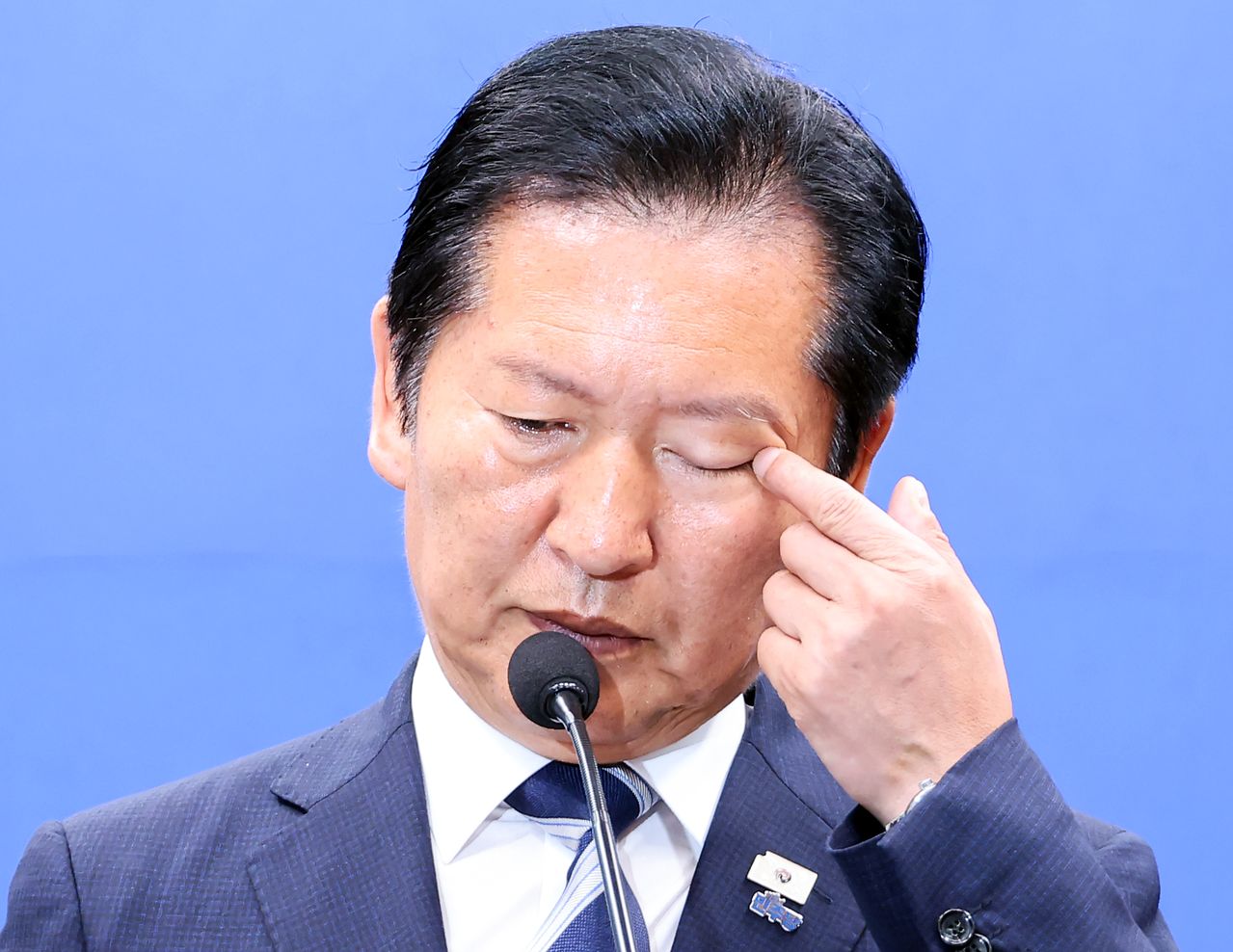 더불어민주당 정청래 총괄상임선대위원장이 4일 국회에서 기자회견을 열던 중 눈을 만지고 있다. [연합뉴스]