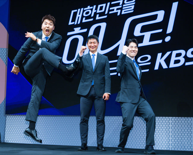 [OSEN=민경훈 기자] 2일 오후 서울 여의도 KBS 아트홀에서 KBS 2026 FIFA 북중미 월드컵 제작발표회가 진행됐다. 한국은 이번 대회 조별리그 A조에서 체코, 멕시코, 남아프리카공화국과 경쟁한다. 6월12일 체코전을 시작으로 19일 멕시코전, 25일 남아프리카공화국전을 차례로 치르며 32강 진출을 노린다.전현무 캐스터, 이영표 해설위원, 남현종 캐스터의 포토타임 중 전현무가 슈팅을 하고 있다. 2026.06.02 /rumi@osen.co.kr