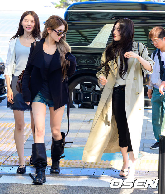[OSEN=지형준 기자] 프로젝트 걸그룹 아이오아이(I.O.I)가 5일 해외 일정에 참석하기 위해 인천국제공항을 통해 태국 방콕으로 출국했다.국내에서의 활동을 마친 아이오아이는 태국 방콕과 홍콩에서 투어를 진행하며 해외 팬들과 만날 예정이다.아이오아이 임나영, 전소미, 정채연이 출국장으로 향하고 있다. 2026.06.05/ jpnews@osen.co.kr