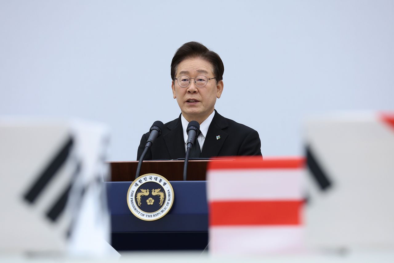 이재명 대통령이 5일 경기 성남 서울공항에서 열린 한·미 6·25전사자 유해 상호 봉환식에서 추모사를 하고 있다. 청와대사진기자단
