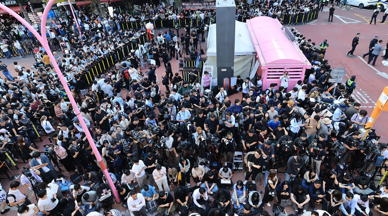 젠슨 황 엔비디아 최고경영자(CEO)와 최태원 SK회장, 구광모 LG회장, 이해진 네이버 의장과 삼겹살 회동이 열린 5일 서울 홍대 거리가 인파로 가득하다. 공동취재