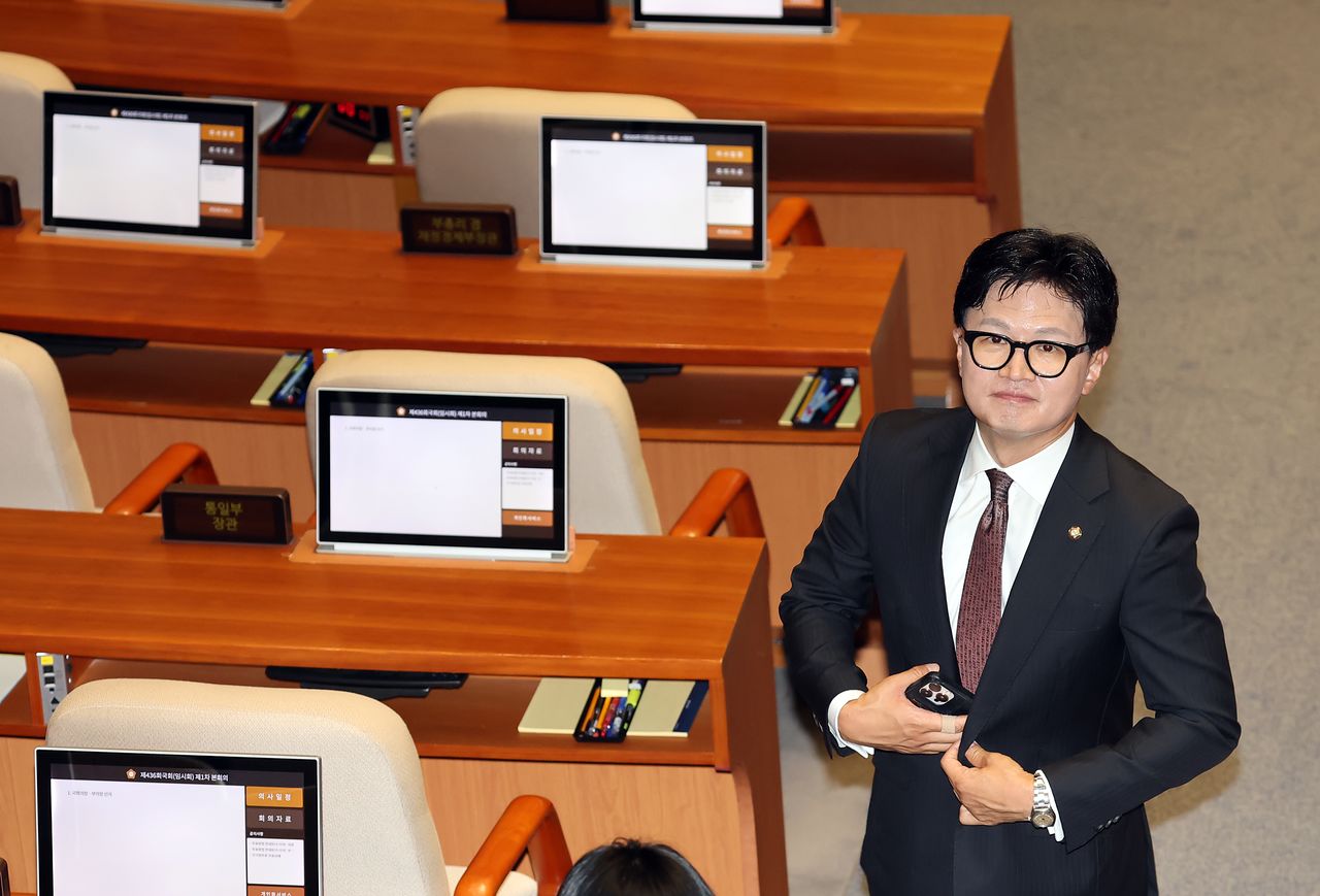  부산 북갑 국회의원 보궐선거에서 당선된 무소속 한동훈 의원이 5일 국회에서 열린 '제436회 국회(임시회) 제1차 본회의'에 참석하고 있다. 연합뉴스
