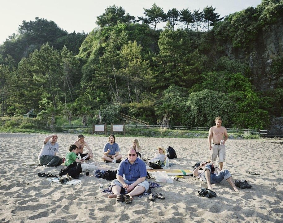 김옥선, ‘영어 선생들-함일의 배’, 2008. 제주도에서 영어를 가르치는 외국인들의 나들이 모임을 담았다. [사진 국립현대미술관]