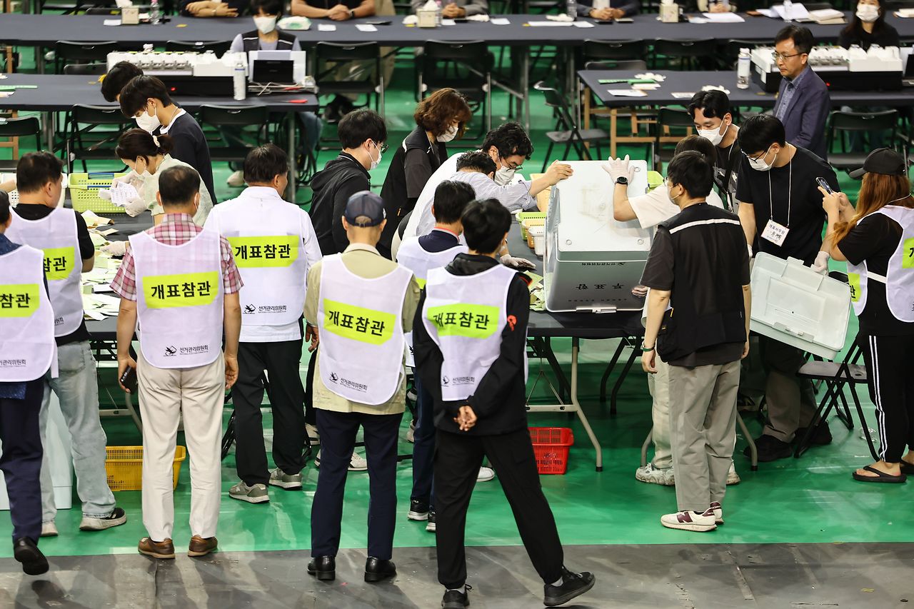 5일 서울 송파구 올림픽공원 핸드볼경기장에서 '투표용지 부족 사태'가 불거져 개표가 미뤄졌던 잠실7동 제2투표소 투표함의 개표가 진행되고 있다. 뉴스1
