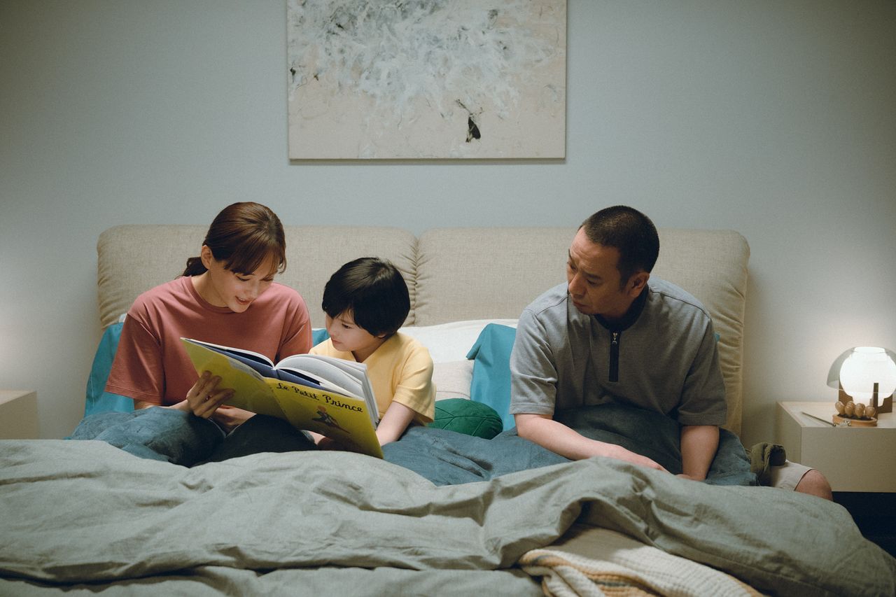 고레에다 히로카즈 감독의 새 영화 '상자 속의 양'(6월 10일 개봉)은 아이를 대신해 한 집에 들어온 7세 설정의 휴머노이드가, 가족이 된다는 기쁨과 다시 버려질지 모른다는 불안을 함께 마주하는 이야기를 그렸다. 사진 미디어캐슬
