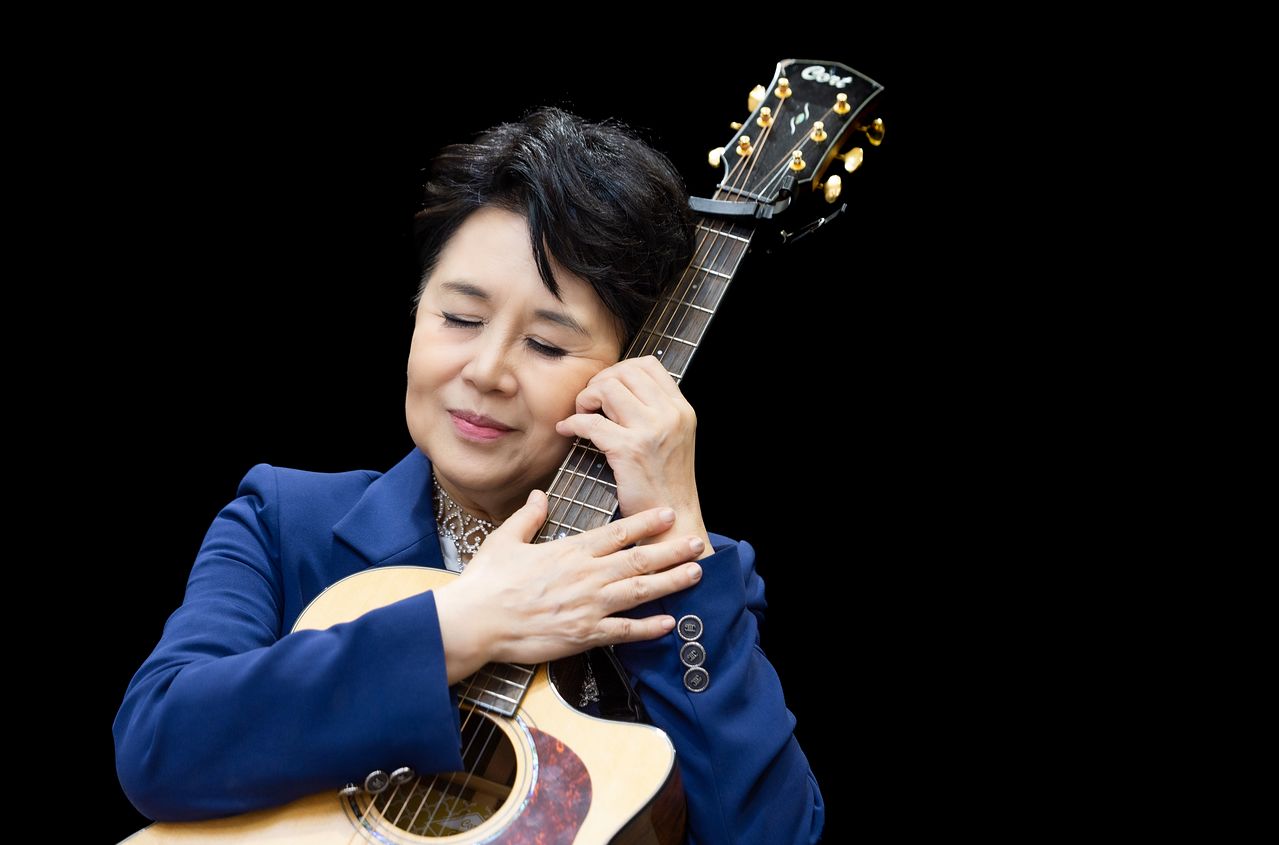 가수 심수봉이 오는 9일 신곡 ‘품어줄 안아줄’로 돌아온다. 심수봉은 콘서트에서 이 곡을 부르며 오랫동안 놨던 기타를 잡는다. 그는 “박수를 들으며 위로를 받는다”고 했다. 권혁재 사진전문기자