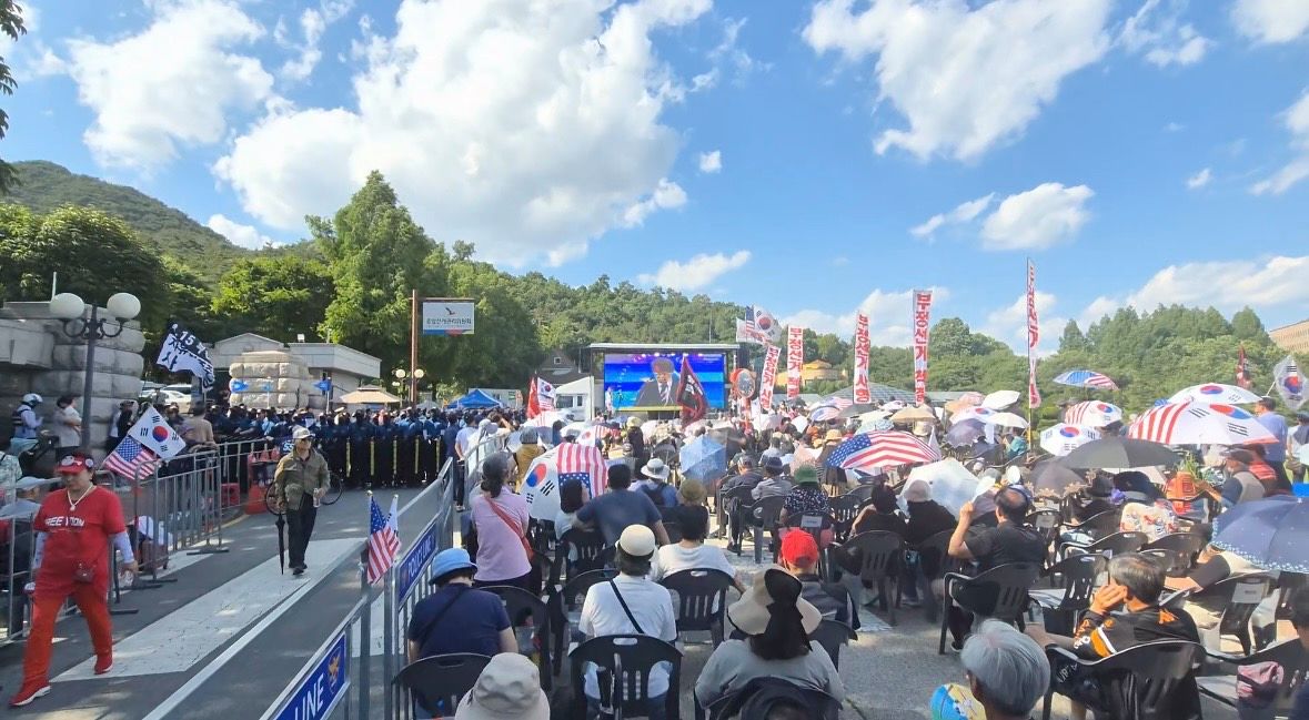 5일 오후 경기도 과천시 중앙선거관리위원회 앞에서 부정선거를 주장하는 시민들이 선관위를 규탄하는 집회를 열고 있다. 곽주영 기자