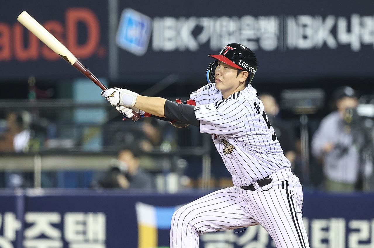 (서울=뉴스1) 김도우 기자 = 12일 오후 서울 송파구 잠실야구장에서 열린 프로야구 '2026 신한은행 SOL KBO리그' 삼성 라이온즈와 LG 트윈스의 경기, 6회말 선두타자 홍창기가 안타를 치고 있다. 2026.5.12/뉴스1
